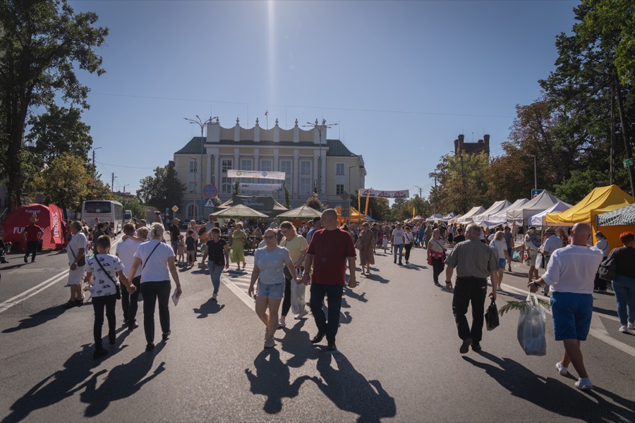 Aleja handlowa z odwiedzającymi