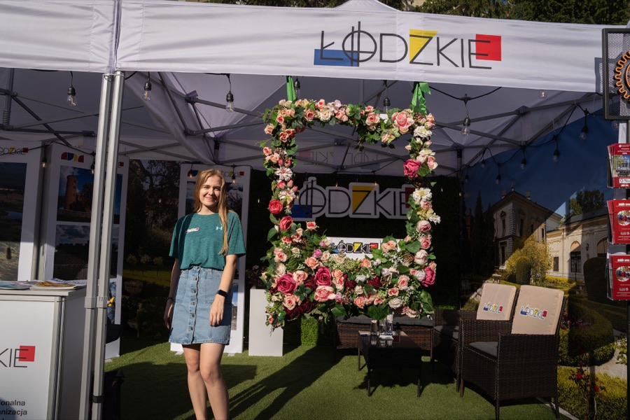Stoisko promocyjne w strefie handlowej